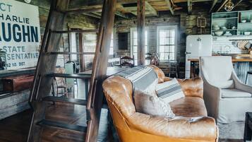 Fernseher, Kamin, DVD-Player, Bücher