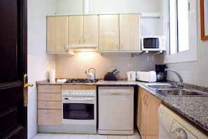 Een koelkast, een microgolfoven, een oven, een kookplaat