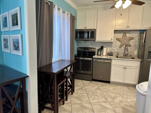 Køleskab, mikrobølgeovn, ovn, kogeplade