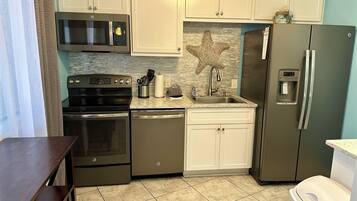 KĂŒhlschrank, Mikrowelle, Ofen, Herdplatte