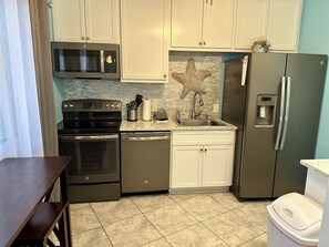 Køleskab, mikrobølgeovn, ovn, kogeplade