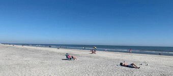 Beach Bliss 2 Bedroom Oceanview Free bikes/chairs!