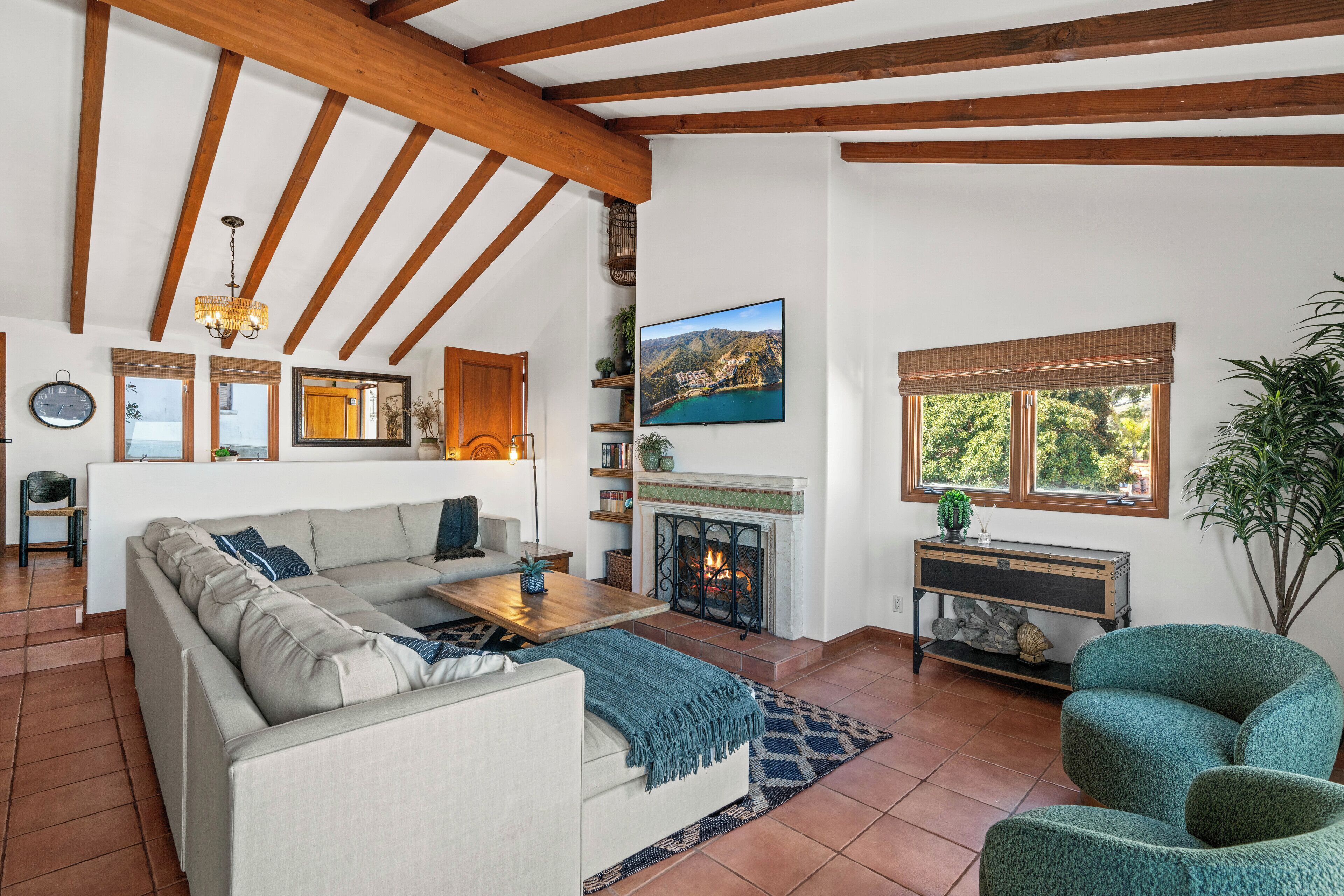 Una sala de estar con sofá, mesa de centro, chimenea y televisor.