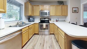 Refrigerador, microondas, horno y parrilla de estufa 