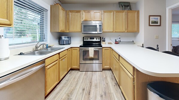 Jääkaappi, mikroaaltouuni, uuni, liesi