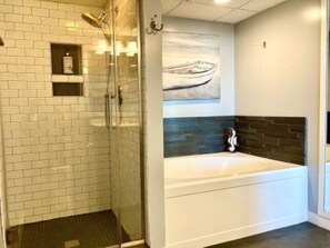 Badewanne, Haartrockner, Handtücher, Toilettenpapier