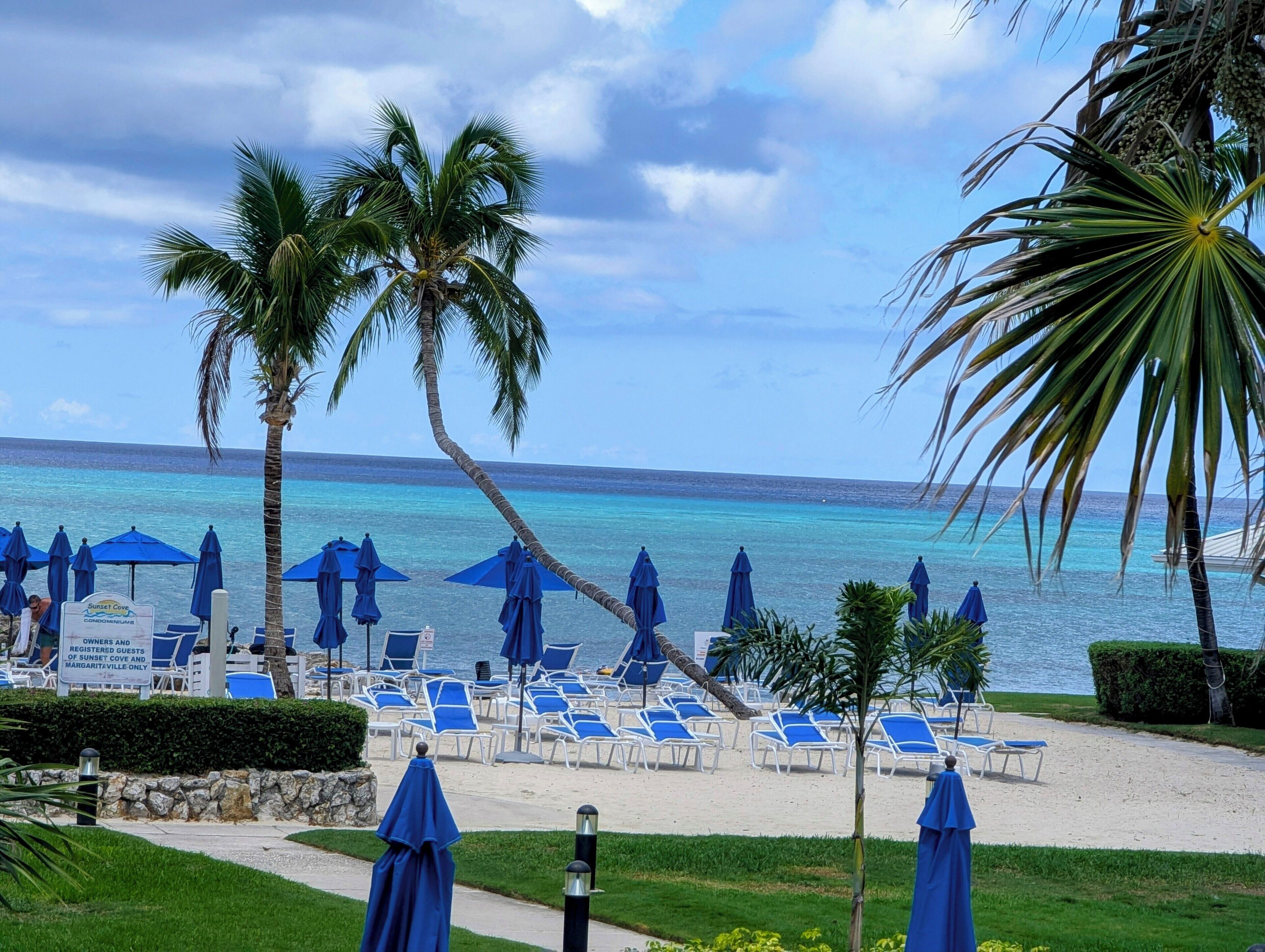 En la playa, camastros y toallas de playa 