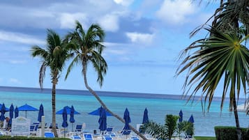 En la playa, camastros y toallas de playa