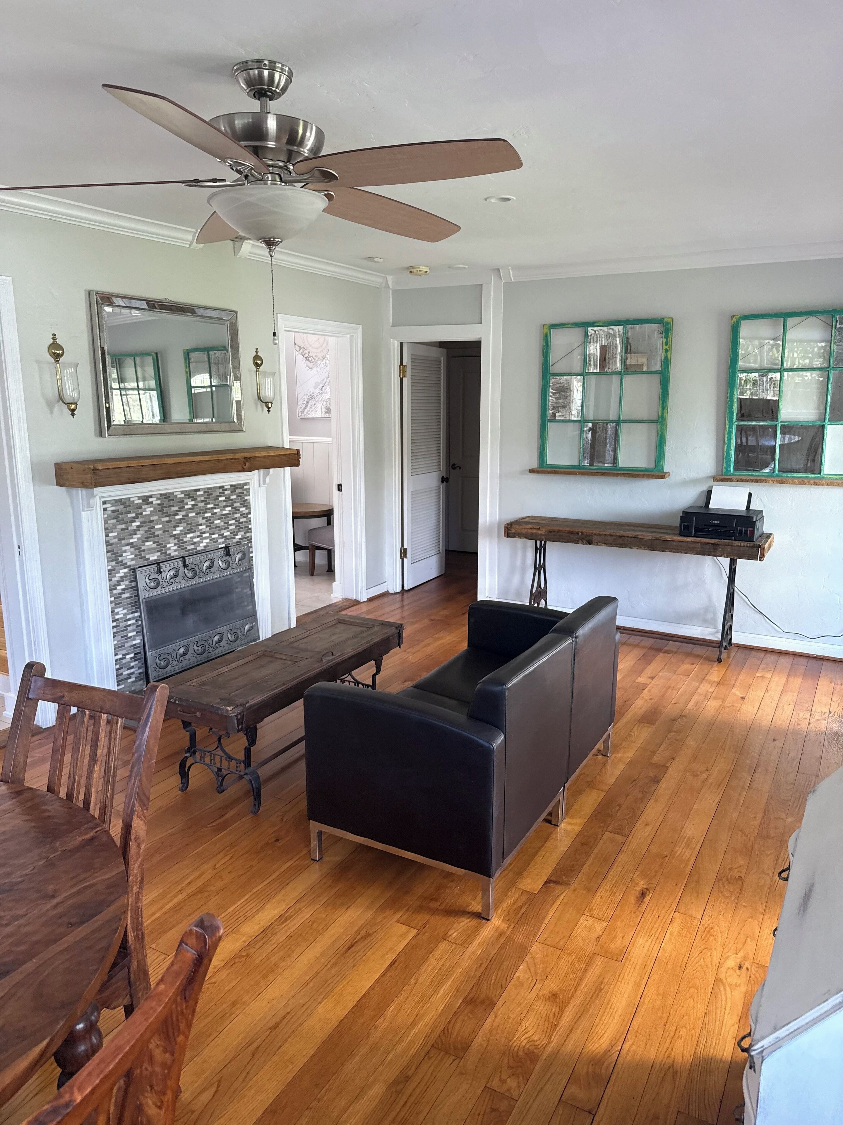 Taulutelevisio, takka, stereot, tulostin