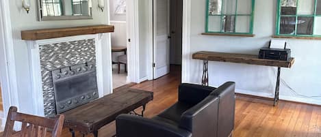 تلفزيون بشاشة مسطحة، مدفأة، ستيريو، طابعة