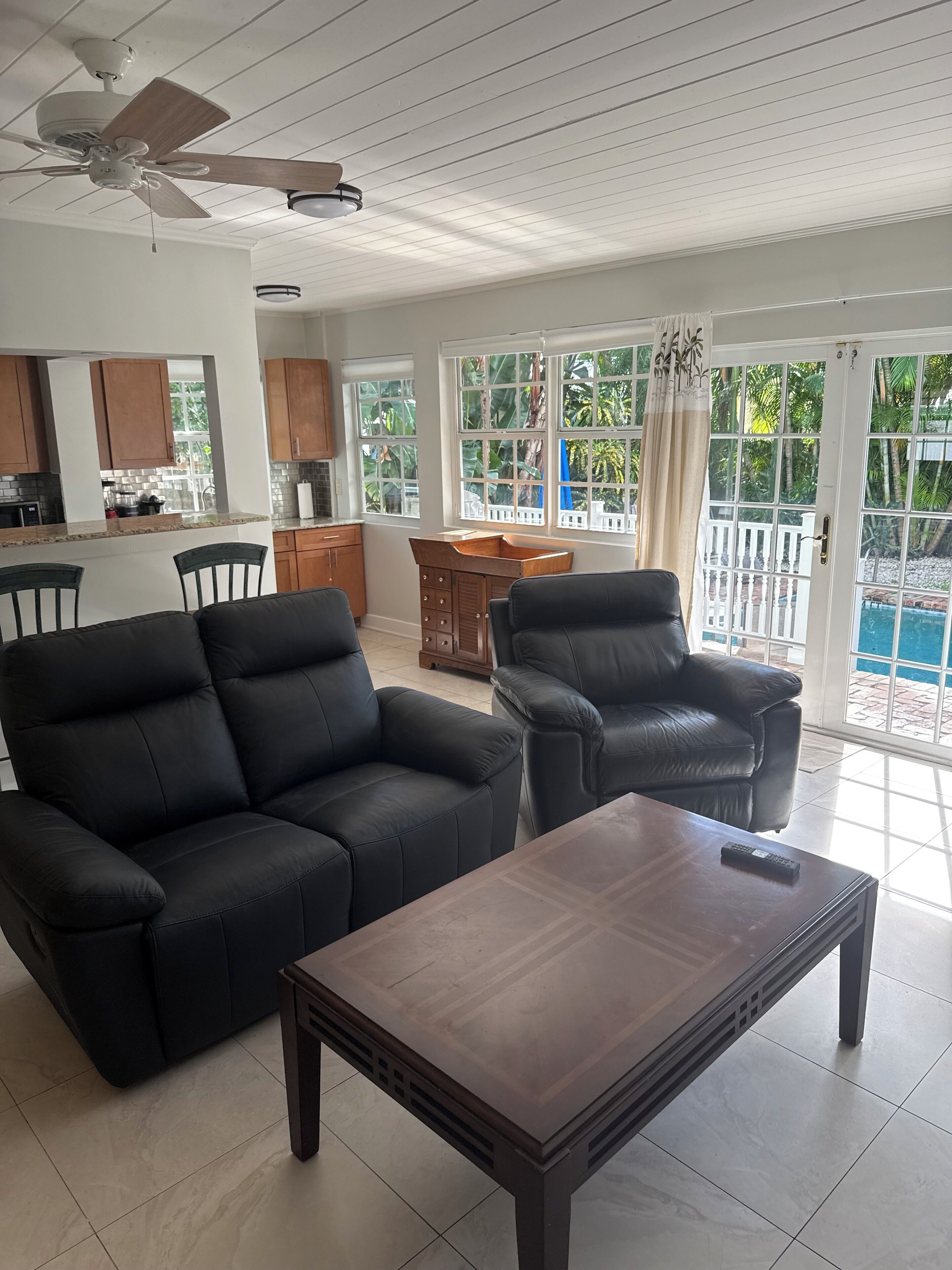 Télévision à écran plat, cheminée, chaîne hi-fi, imprimantes