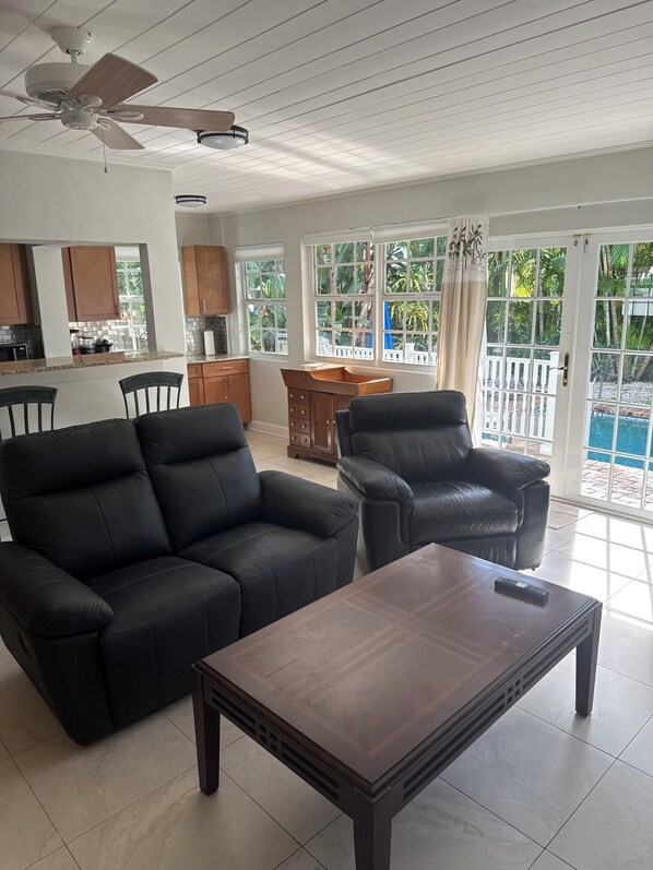 Taulutelevisio, takka, stereot, tulostin