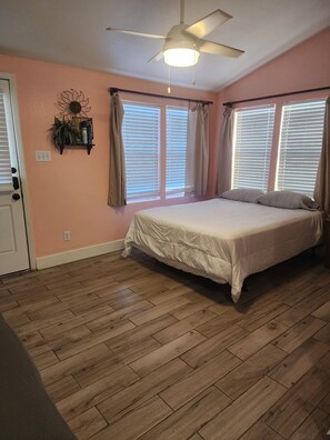 Tabla de planchar con plancha, wifi gratis y ropa de cama