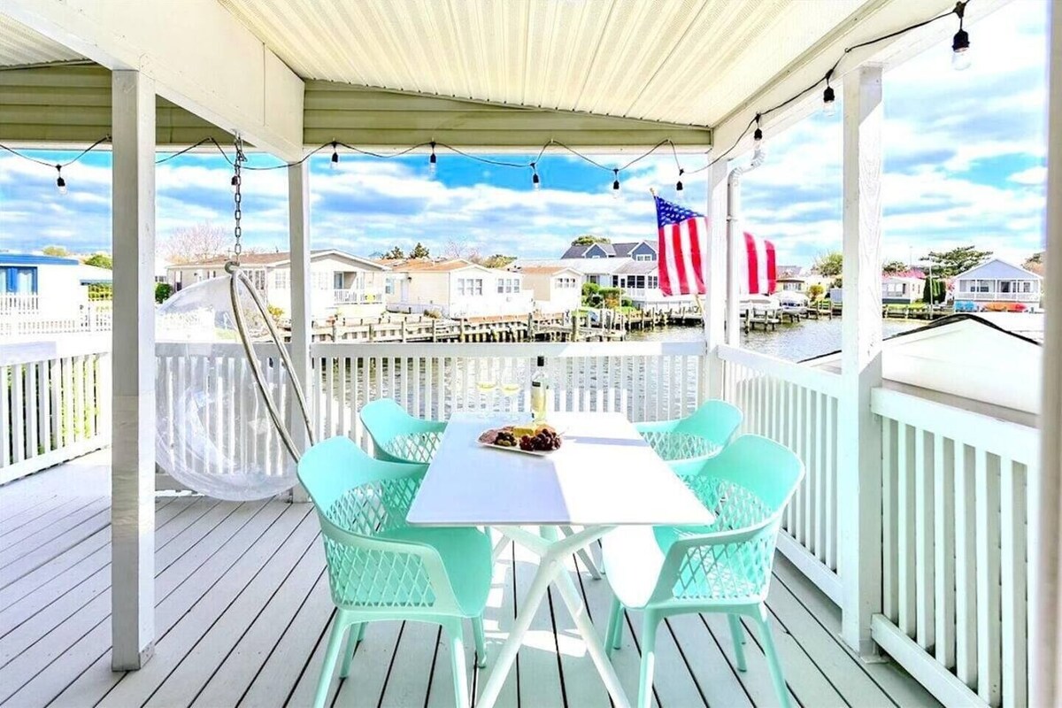 Beautiful Bay Views * 2 Kayaks To Explore The Bay * Private Dock For Boat!* NEW MASTER BATH in 2022