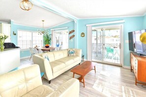 Älytelevisio, videopelejä, DVD-soitin, kirjoja