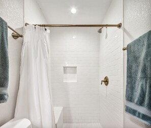 Combined shower/tub, towels