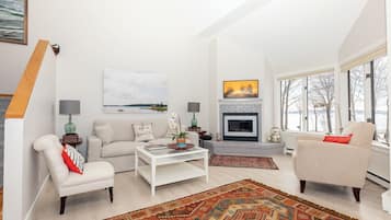 Smart TV, fireplace, books, stereo