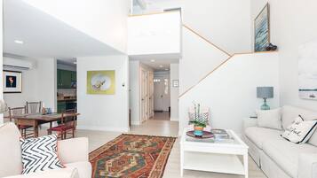 Smart TV, fireplace, books, stereo