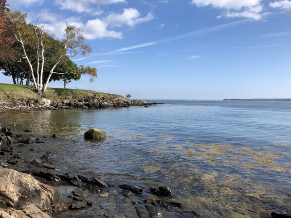 På stranden, solsenger og strandhåndklær