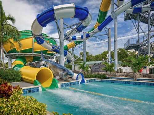 Exquisite 2 BR / 2 BA Waterfront Beach Condo + Free Water Park! 