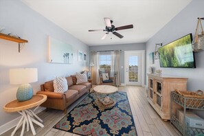 Una Smart TV, videojuegos, un reproductor de DVD, libros