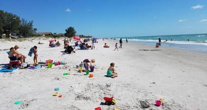 Exquisite 2 BR / 2 BA Waterfront Beach Condo + Free Water Park!
