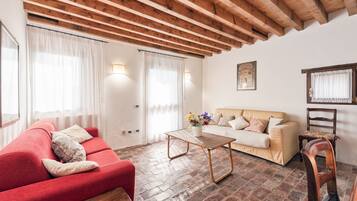 Een smart-tv en een open haard