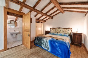 3 bedrooms, iron/ironing board, free WiFi, bed sheets