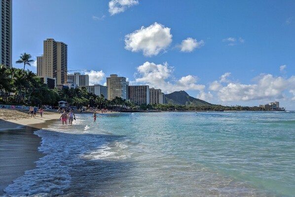 Beach - Waikiki condo with lanai, mountain views, pool, hot tub, & sauna (Honolulu)