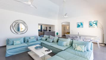 Smart-tv, bøger, stereoanlæg