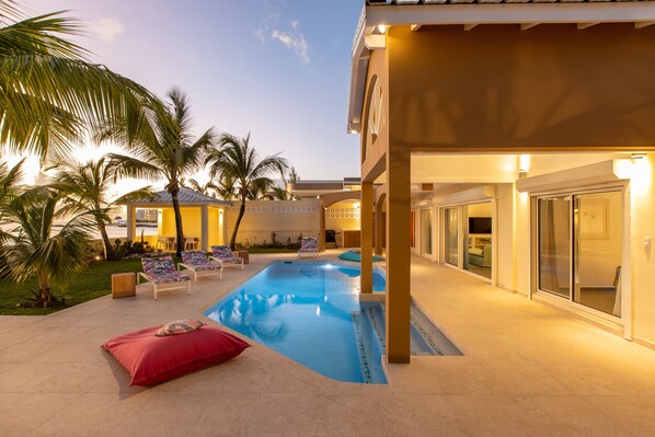 Una piscina al aire libre