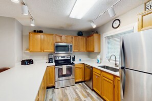 Geladeira, micro-ondas, fogão, cooktop