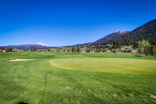 Budget-Friendly Condo, Steps from the New Bear Back Poma