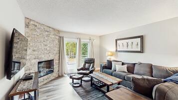 Fernseher, Kamin, DVD-Player, Bücher