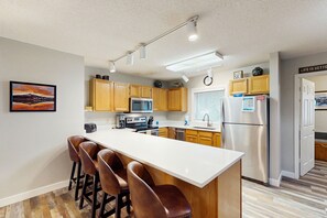 Een koelkast, een magnetron, een oven, een kookplaat