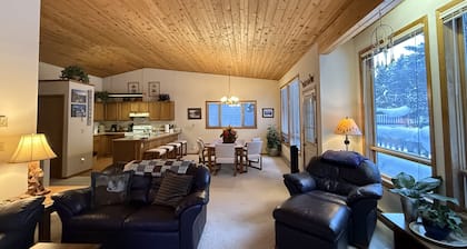 ¡NUEVO LISTADO! Condominio luminoso con jacuzzi privado, además de piscina compartida y mucho más.