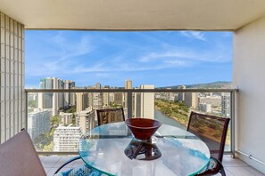 Outdoor dining - Spacious studio condo with private lanai, kitchenette, & shared pool (Honolulu)