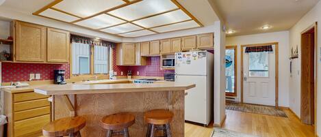 Fridge, oven, stovetop, dishwasher