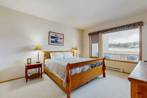 2 bedrooms, iron/ironing board, internet, bed sheets