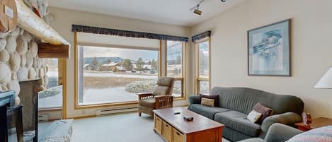 Télévision, cheminée, jeux vidéo, lecteur de DVD