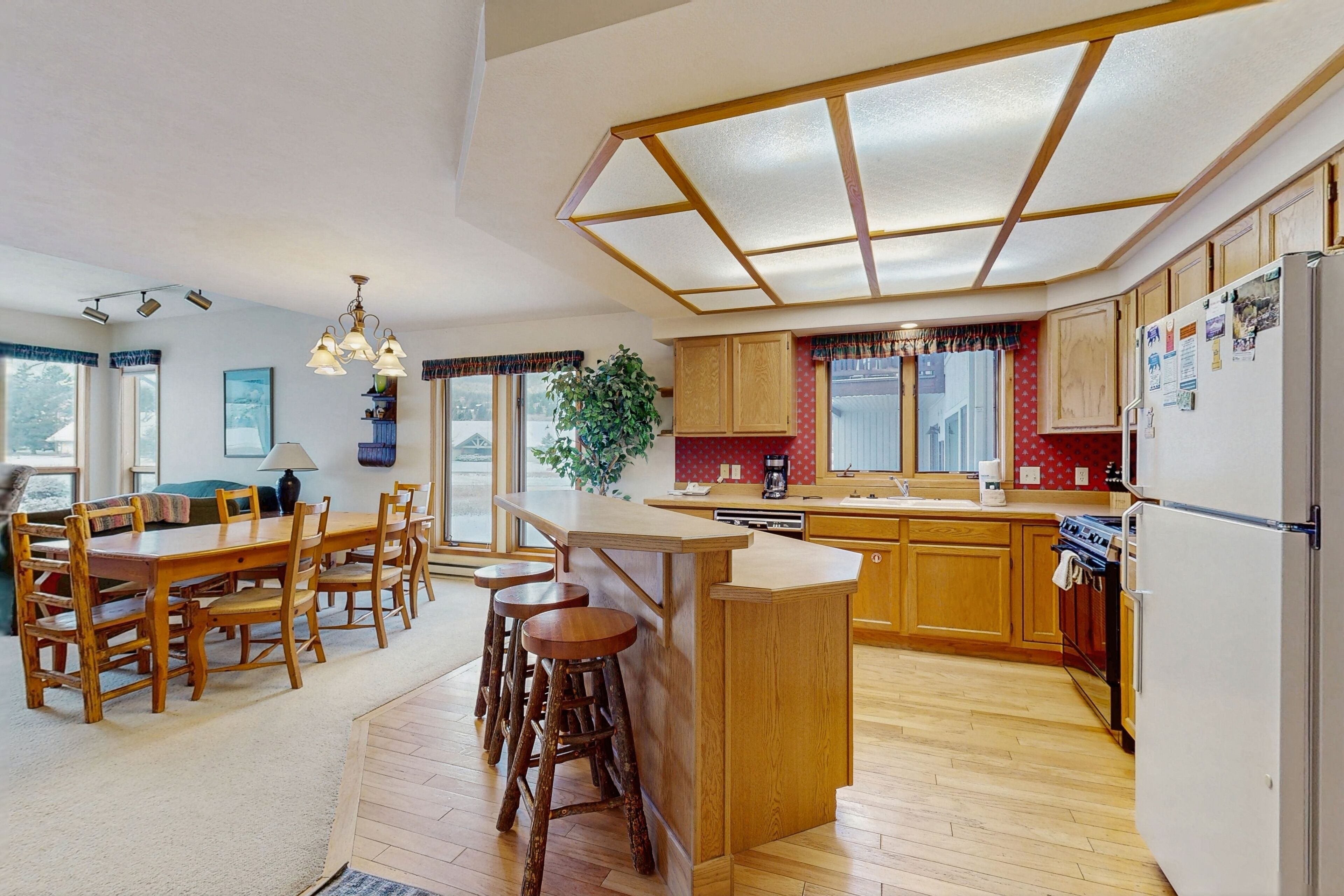 Réfrigérateur, four, plaque de cuisson, lave-vaisselle