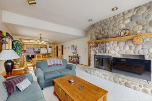 Televisión, chimenea, videojuegos y reproductor de DVD