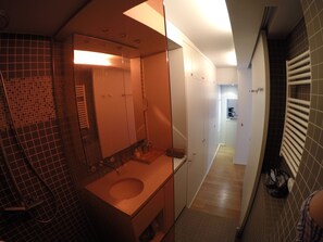 Regendusche, Haartrockner, Handtücher, Toilettenpapier