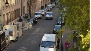 A street lined with multi-story buildings, parked cars, and a few pedestrians. - Lovely Modern Apartment - Walk to Champs Elysées - Best Area! (Paris)