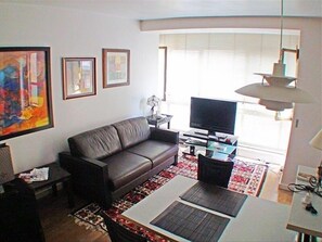 Fernseher, DVD-Player, Bücher