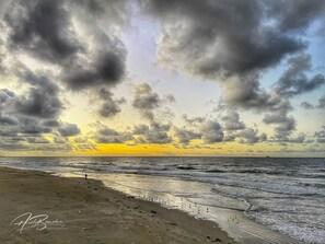 A beach with a sunset and cloudy sky. - MODERN, CLEAN BEACH HOUSE steps to the sand with AC, Bikes, Parking, Beach Gear (Newport Beach)
