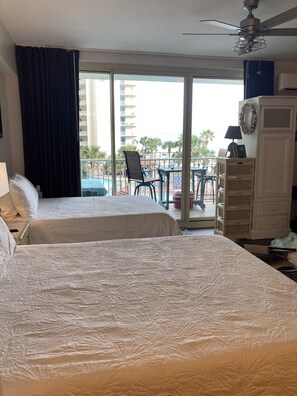 Tabla de planchar con plancha, wifi gratis y ropa de cama 