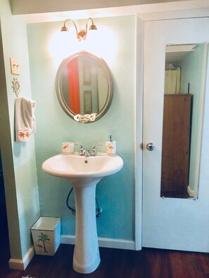 Dusche, Haartrockner, HandtĂŒcher