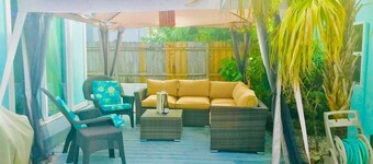 My Happy Place-Pool Cottage 1.5 blks to Beach!