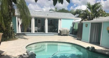 My Happy Place-Pool Cottage 1.5 blks to Beach!